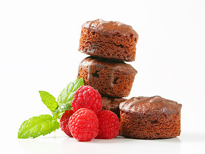 微型巧克力蛋糕圆形巧克力薄荷叶覆盆子配料蛋糕傻事甜点食物水果背景图片