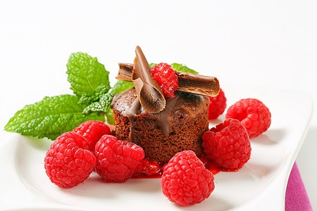 带新鲜草莓的微型巧克力蛋糕水果甜点傻事白色糖果薄荷叶配料盘子饼干圆形图片