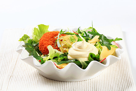 绿色沙拉加奶酪面包屑树叶青菜沙拉酱火箭食物小吃芝士奶油盘子图片