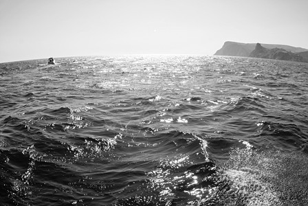 阳光照耀的海浪蓝色海景天空鱼眼半圆地平线海洋岩石季节海滩图片