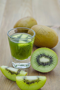 菊汁杯子汁奇异果玻璃饮食营养绿色热带种子小吃白色果汁图片