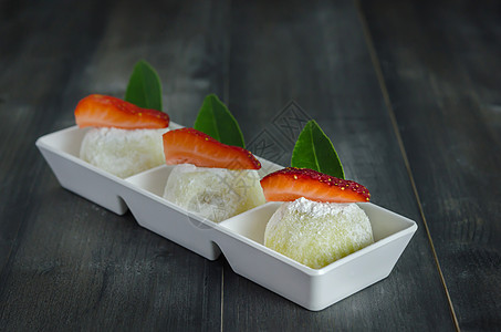 日式日本甜点年糕白色黑色叶子红色文化传统盘子营养美食图片