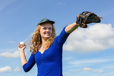 年轻女子用帽子手套和球打棒球的女青年图片