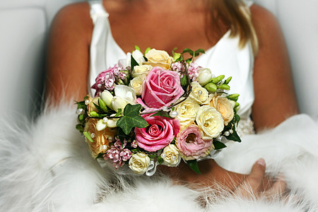 婚礼花束戒指磁带女士传统女性家庭已婚白色裙子粉色背景图片