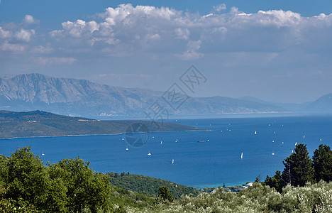 从希腊的列夫卡达岛到爱奥尼安塞海岸地平线植物山沟航行森林假期天空游艇叶子图片