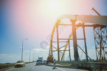 钢桥上看到车建筑学蓝色地标街道金属交通商业风景运输汽车图片