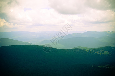 乌克兰喀尔巴阡山起雾中的山脉草地公园场景首脑顶峰森林蓝色国家旅游木头图片