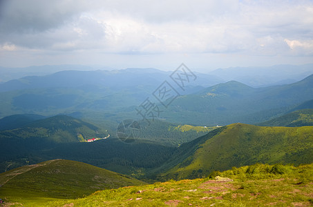 乌克兰喀尔巴阡山起雾中的山脉荒野环境森林石头植物蓝色土地草地首脑国家图片