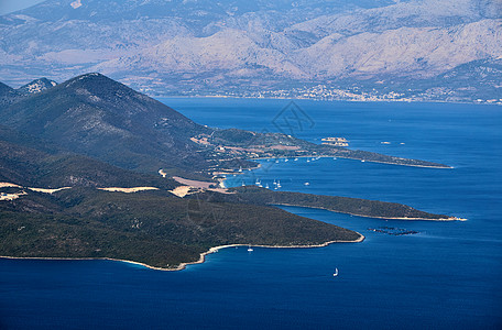 从希腊的列夫卡达岛到爱奥尼安塞航行假期叶子天空海岸植物游艇山沟森林地平线图片