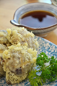 日用新蘑菇和新鲜蘑菇生活烹饪盘子食物午餐小吃美食蔬菜油炸图片