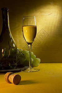 白酒在玻璃和葡萄中黄色液体桌子餐厅软木饮料食物棕色作品瓶子图片