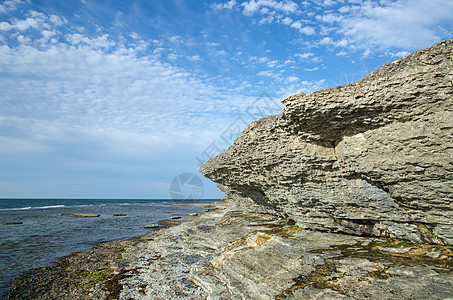 倾斜的石灰岩悬崖图片