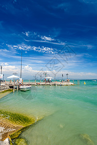 意大利加尔达湖Desenzano港口小型游艇码头村庄灯塔游客海鸥旅行天空桅杆建筑物场景图片