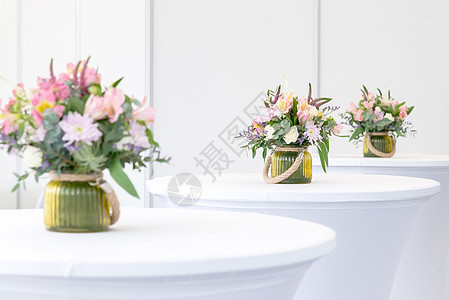 白节餐桌上的美丽花朵布置花园房子生日花束装饰风格花瓶桌子礼物问候语图片