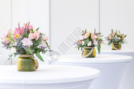 白节餐桌上的美丽花朵布置花瓣礼物装饰品花束植物群太阳花店桌子花园装饰图片