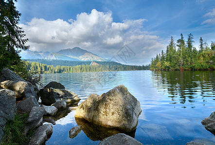 斯特勒布斯克胸骨湖公园山脉绿色远足旅行晴天反射岩石爬坡森林图片