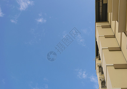 从下面看公寓房 往上看楼层玻璃阴影旅行阳光蓝色摩天大楼高楼房子场景天空图片