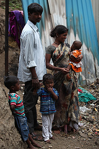 贫穷的印第安人家庭兄弟兄弟姐妹婴儿妈妈们女性孩子们贫困孩子男孩们母亲图片