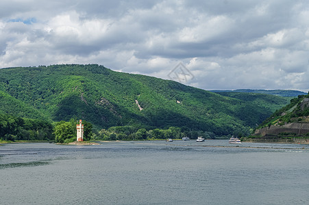 德国莱茵河岸斜坡边的中世纪城堡鼠塔(Mäuseturm)和葡萄园图片