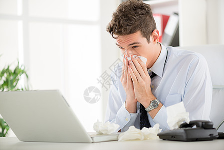生病时工作职业疾病办公室桌子男人手帕鼻子过敏流感水平图片