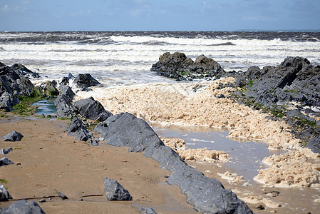 狂野的花岗岩上的海浪和泡沫图片