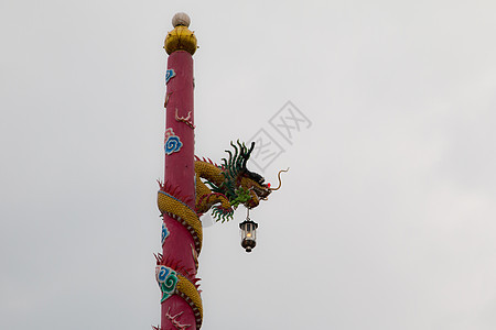 在中国神社的五颜六色的龙专栏宗教寺庙动物艺术蓝色建筑天空地标传统力量图片