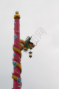 在中国神社的五颜六色的龙专栏金子蓝色文化艺术力量传统宗教动物寺庙雕像图片