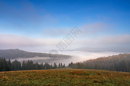 9月秋天 山上大雾的清晨天空木头山坡牧场蓝色草垛山脉农村林地乡村图片