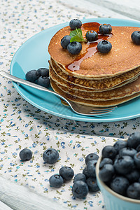 带新鲜黑莓的煎饼早餐碳水糖浆营养生活桌子饼子蛋糕吃饭蓝色图片