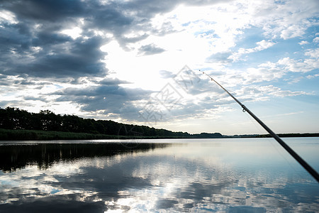 日出时的捕鱼活动 在水中反映出来图片