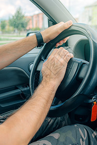 男性驾驶员神经紧张 在交通高峰时推车喇叭注意力男人信号事故挡风玻璃车辆旅行时间车轮驾驶图片