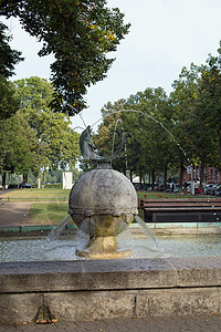 Mainz 的喷泉鱼开源地用German字石球粉笔贝壳树木石灰石青铜鲱鱼图片