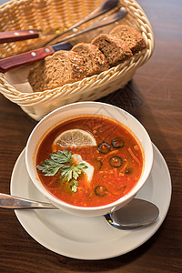 俄罗斯传统索利亚卡美食树叶乡村奶油盘子鱼肉面包百味美味勺子图片