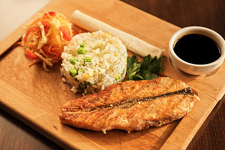 带大米的灰鲑鱼饮食食谱食物香葱厨房烹饪餐巾餐厅盘子玻璃图片