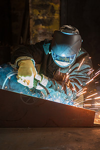 工人焊接金属男人工程工艺技术工作建造制造业生产焊机工厂图片