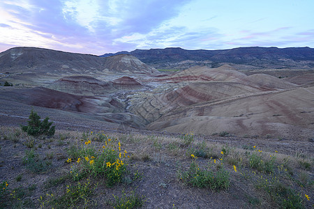 涂漆的矿石山爬坡天空火山沙漠土壤风景旅行化石岩石纪念碑图片
