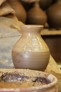 陶器制造过程雕塑花瓶投掷水壶手工业工艺旋转制品模具工匠图片