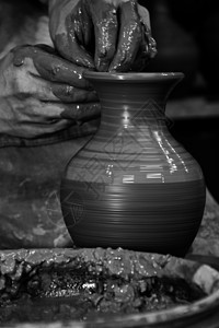 陶器制造过程文化水壶制品旋转作坊艺术家花瓶艺术陶瓷手工图片