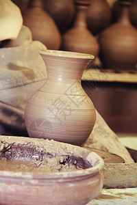 陶器制造过程艺术家制品车轮壤土旋转手工业艺术花瓶投掷水壶图片