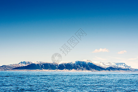 蓝海中的山上雪雪图片