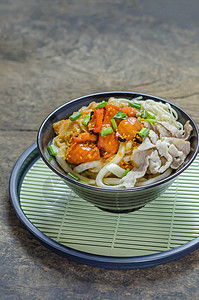 韩国热辣辣辣酱面蔬菜洋葱白色面条芝麻红色营养海鲜拉面文化图片