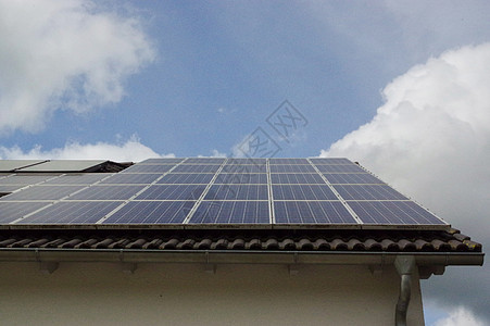 带有太阳能电池板的屋顶资源控制板光伏细胞经济房子电气晴天蓝色发电机图片