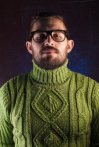 长着眼镜的胡须人的肖像头发绿色毛衣白色男性胡须胡子商业成人青年图片