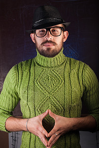 戴帽子的长胡子时尚男子胡须成人线条男人手指毛衣绿色黑色男性工作室图片