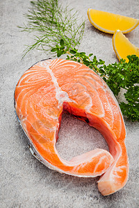黑石背景上新鲜的鲑鱼鲜肉片片图片