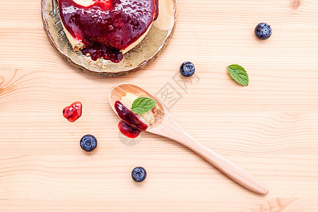 蓝莓芝士蛋糕以木勺子和新鲜米美食面包小酒馆杂货店焦糖蛋糕水果食物糕点面粉图片
