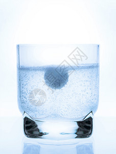 一杯水中的阿司匹林药片图片