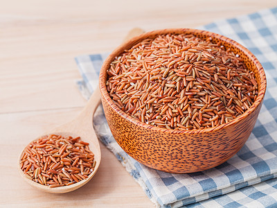 泰国传统大米最佳水稻 用于健康和clea香米荒野茉莉花木头勺子面包种子农场植物食物图片
