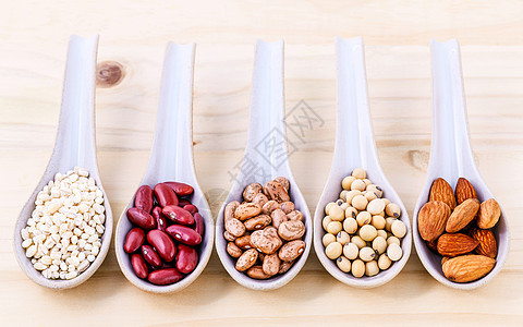 木制背景的豆子和扁豆勺 a大豆平衡扁豆花生蔬菜饮食粮食花斑奶制品种子图片