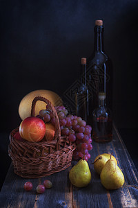 水果在篮子里 甜瓜和酒瓶加鲜菜图片